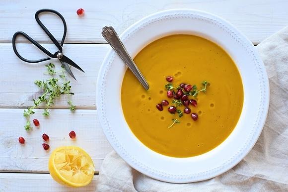 Krem z batatów i granatu z imbirem i tymiankiem