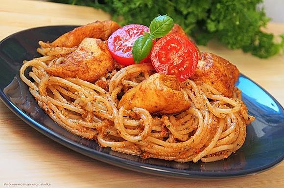 Spaghetti z pomidorowo-bazyliowym pesto i kurczakiem curry