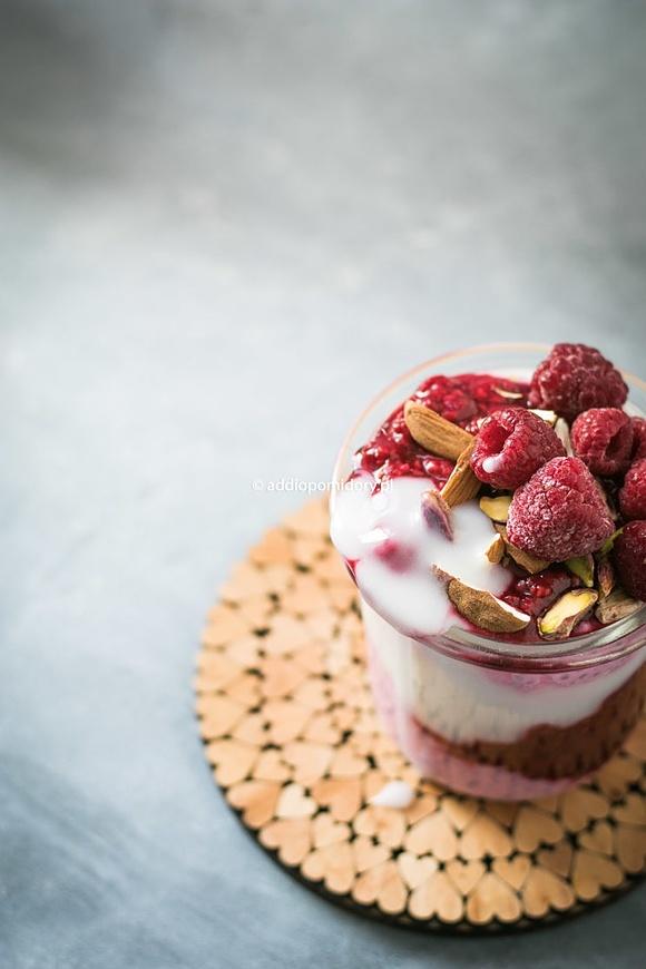 Buraczkowy Chia Pudding z malinami i sosem kokosowym