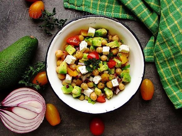 Sałatka z ciecierzycy, pomidorków cherry, awokado i sera feta