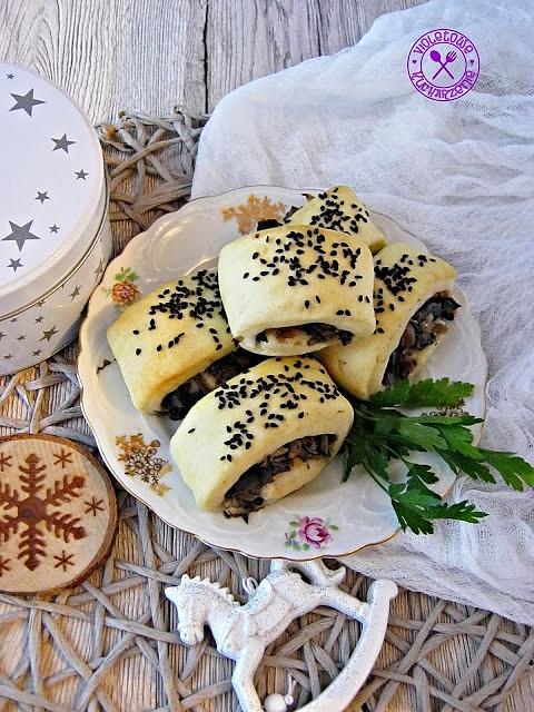 Paszteciki z pieczarkami i łososiem - domowe ciasto drożdżowe