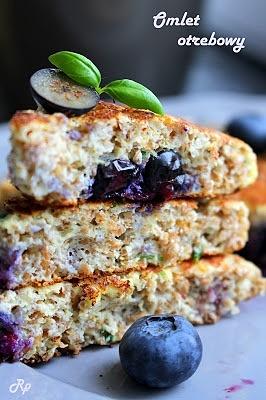 Omlet otrębowy z ricottą i borówkami