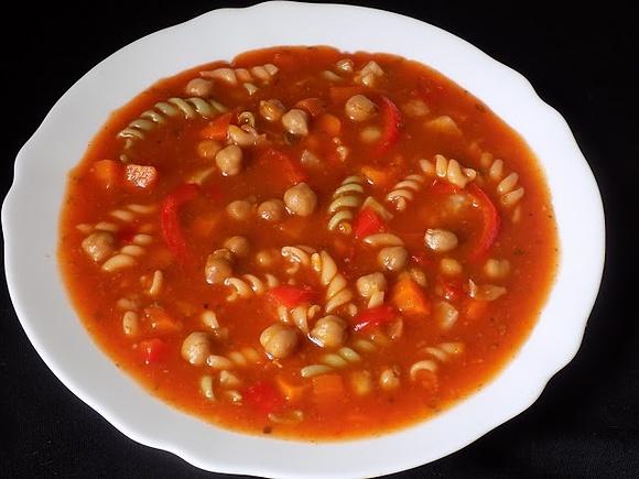 Zupa z ciecierzycą i makaronem