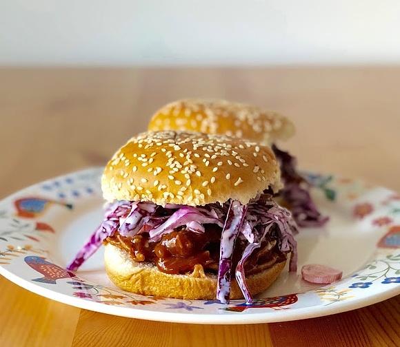 Burgery z szarpaną wieprzowiną i purpurowym coleslawem