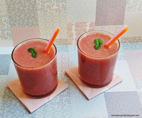 Smoothie banan, grapefruit, granat na przekąskę i do pracy
