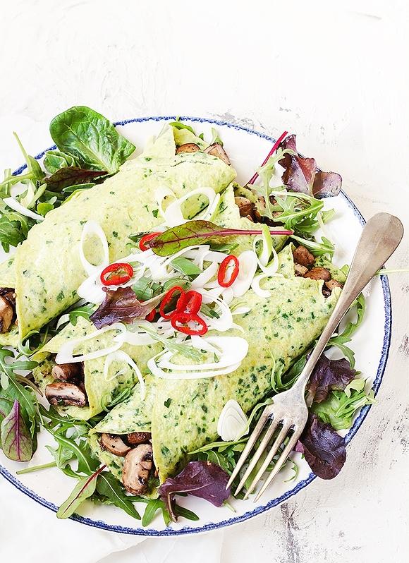 Zielony omlet z rumianymi pieczarkami