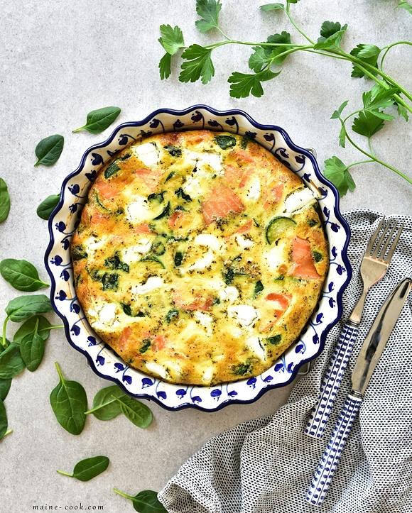 Frittata z łososiem wędzonym, cukinią, szpinakiem i kozim serem