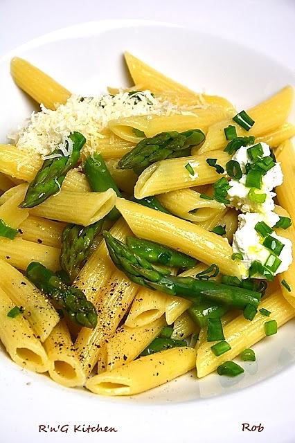 Makaron penne ze szparagami i kozim serem