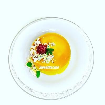 Biszkopt z mango, malinami i bezami