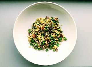 Kasza bulgur z boczkiem i groszkiem, szybkie i aromatyczne danie