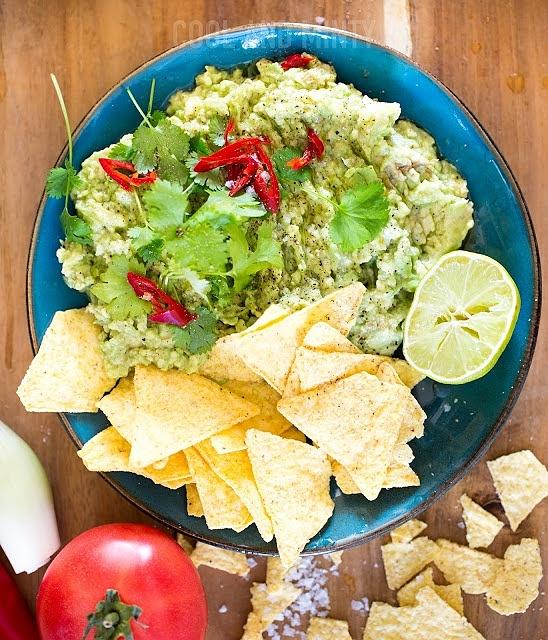 Guacamole – klasyczna pasta z awokado na imprezę i na szybko