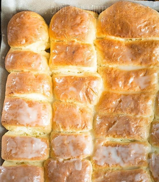 Drożdżowe bułeczki z waniliowym twarożkiem