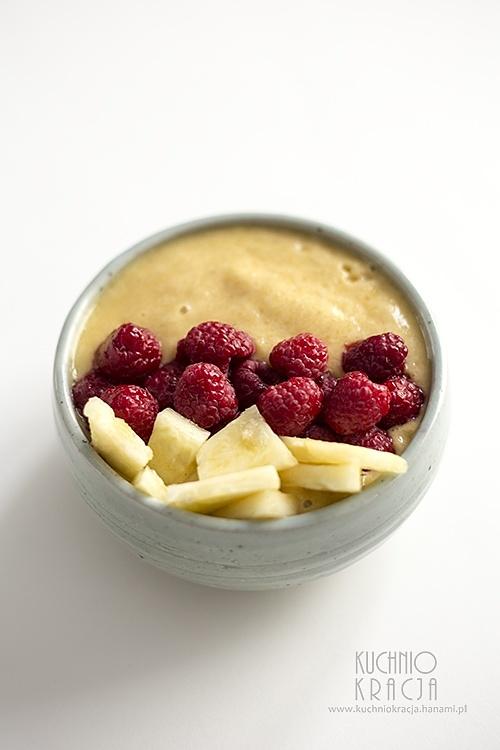 Smoothie bowl z banem, truskawkami, ananasem, malinami i mango