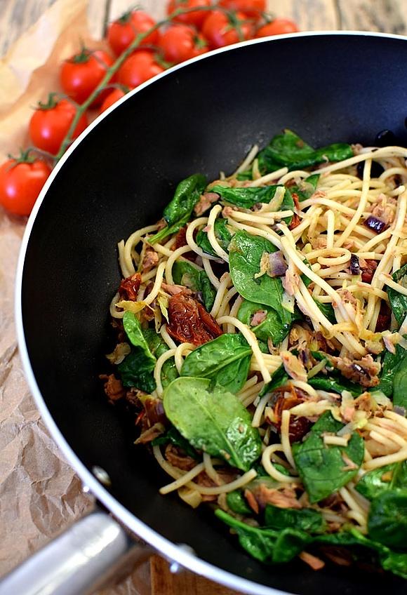 Makaron spaghetti z tuńczykiem szpinakiem i suszonymi pomidorami