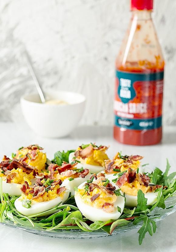 Przekąska z jajek nadziewana sriracha mayo