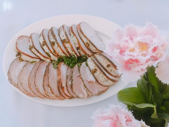 Schab nadziewany tuńczykiem – polska wersja vitello tonnato