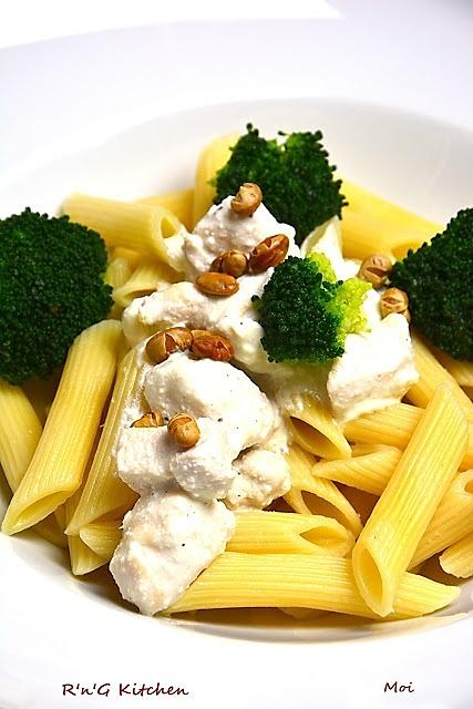 Penne w serowym sosie z brokułem