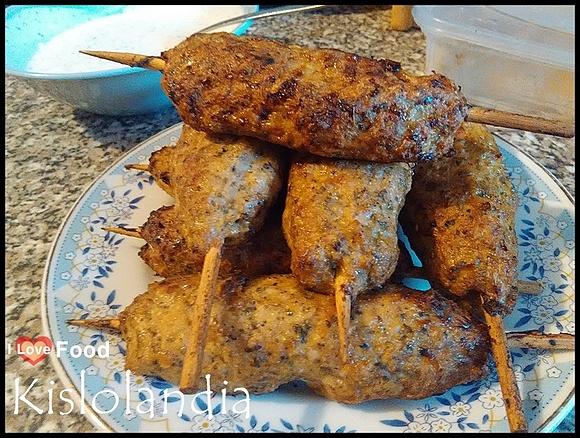 Kebabczetki z golonki z frytkami i sosem czosnkowym