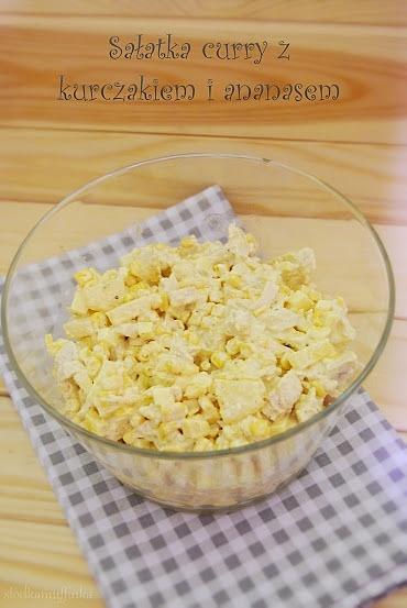 Sałatka curry z kurczakiem i ananasem