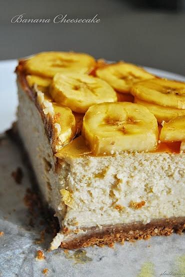 Bananowy sernik z galaretką pomarańczową i plasterkami banana