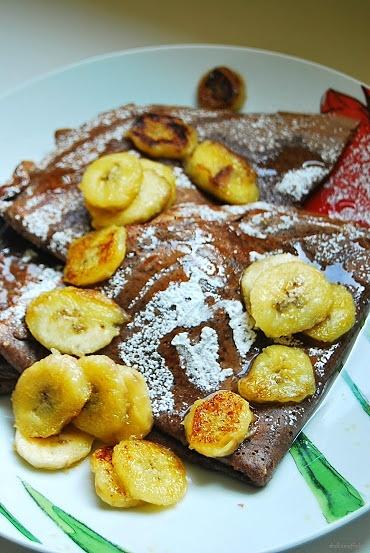 Naleśniki czekoladowe z orzechowo-bananowym nadzieniem