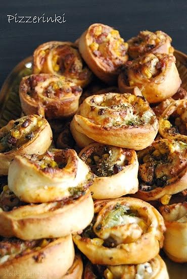 Zawijane bułeczki pizzerinki z ciasta drożdżowego