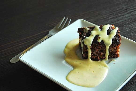 Brownie z blondie polane sosem waniliowym