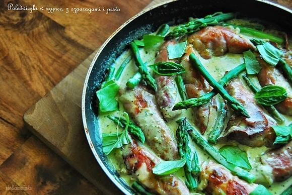 Polędwiczki w szynce z szparagami i pesto