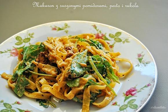 Makaron z suszonymi pomidorami, pesto i rukolą