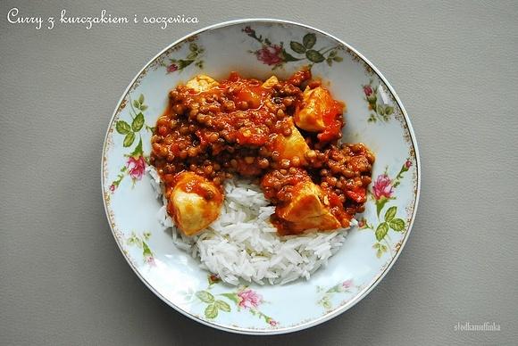 Curry z kurczakiem i soczewicą w pomidorach