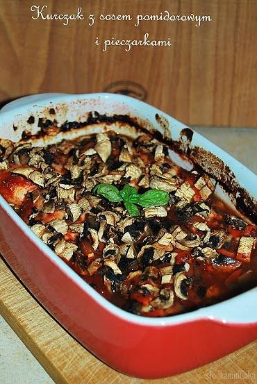 Kurczak pieczony z sosem pomidorowym i pieczarkami