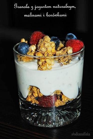 Granola z jogurtem i owocami- idealny deser lub śniadanie