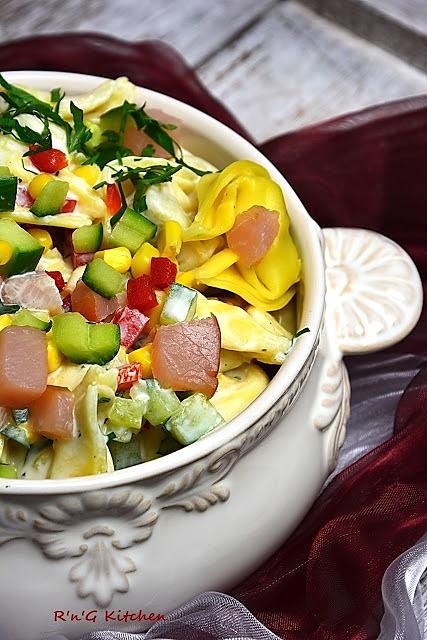 Sałatka z tortellini serowo-szpinakowym i łososiem