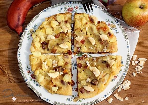 Jabłkowy placek z suszonymi owocami i czarnym bananem bez mąki i mleka