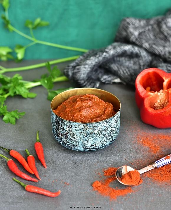 Domowa pasta harissa z papryczek chilli i przypraw