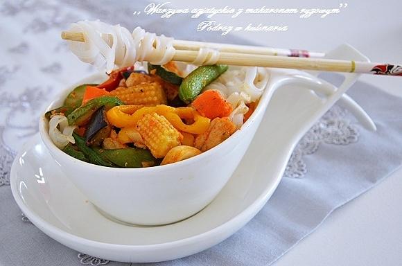 Warzywa azjatyckie z makaronem ryżowym