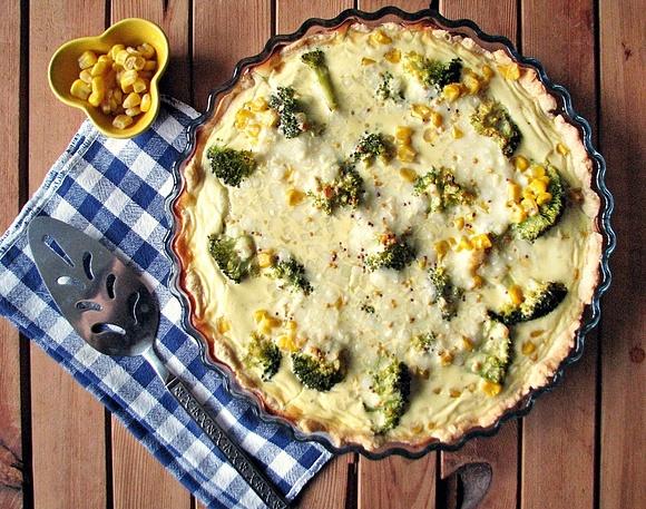 Tarta z brokułami kukurydzą i musztardą francuską