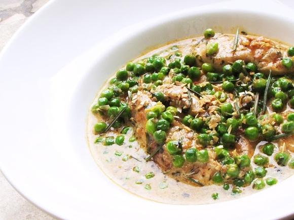 Filety z kurczaka z młodym groszkiem w sosie tikka curry na białym winie i śmietanie