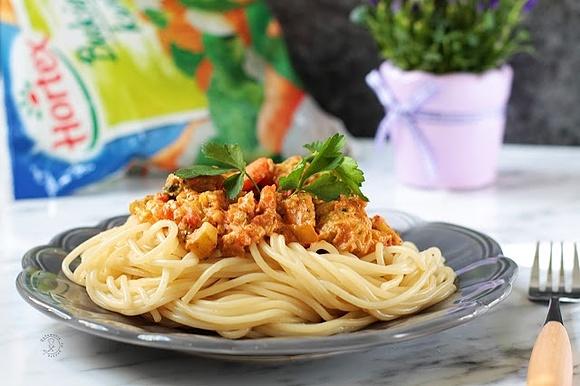 Spaghetti z sosem pomidorowym z warzywami