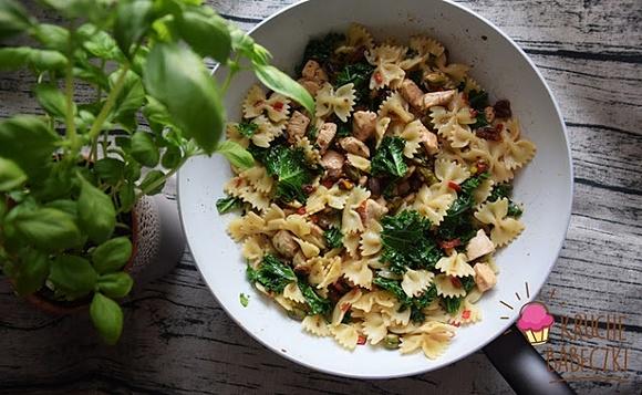 Makaron z kurczakiem jarmużem pistacjami chili i pomidorem