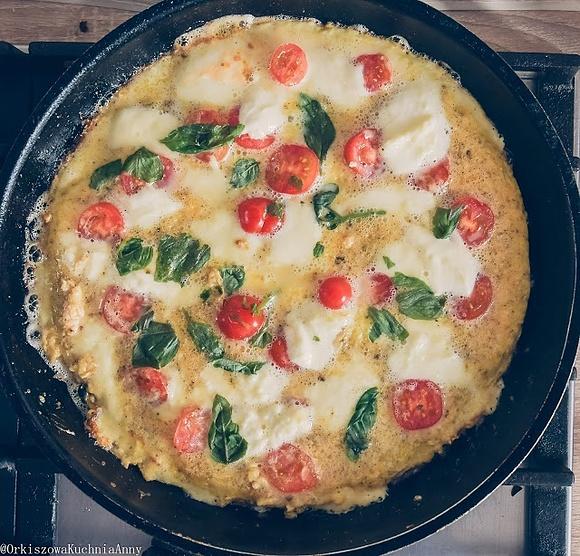 Omlet z mozzarellą i pomidorkami koktajlowymi