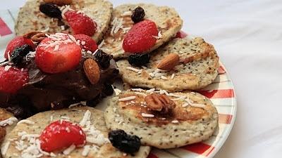 Wegańskie pancakes z nasionami chia i czekoladowy krem z awokado