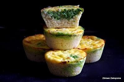 Bezmączne miniquiche na spodzie kalafiorowym ze szpinakiem i serem
