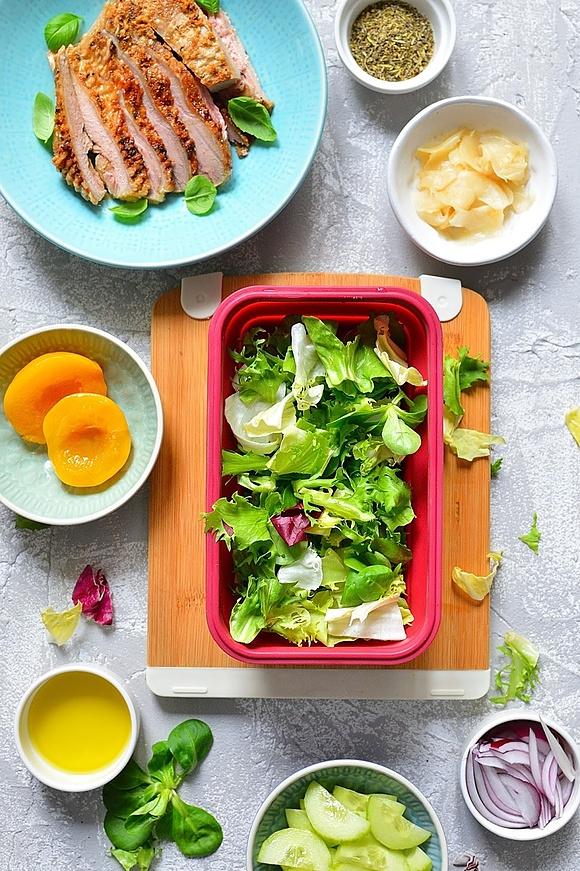 Pieczony indyk z sałatką na słodko do lunch boxa do pracy