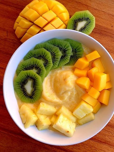 Smoothie bowl z mrożonych bananów, mango i ananasa – uczta dla oczu i podniebienia