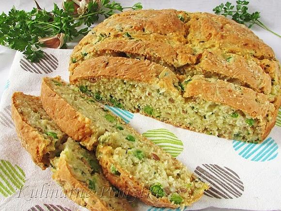 Chleb na sodzie z zielonym groszkiem, cukinią i serem feta