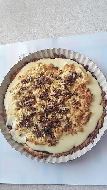 Pyszna tarta z kremem waniliowym i czarną porzeczką