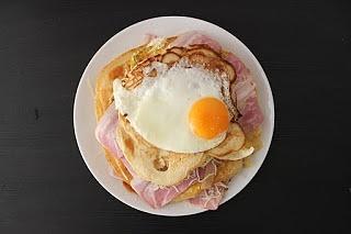 Pancakes z boczkiem cebulą i jajkiem sadzonym
