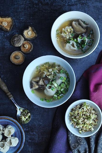 Orientalna zupa won ton z wywarem