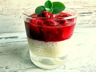 Pudding z tapioki z musem truskawkowym